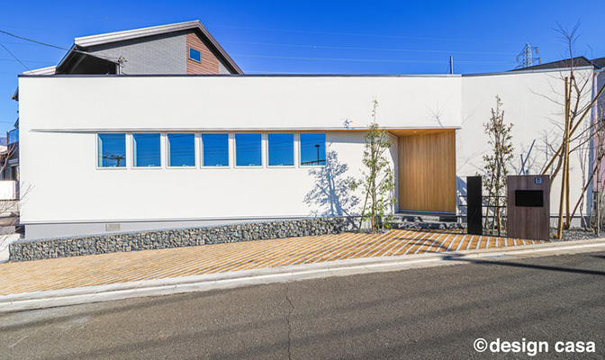 地に寄りそう平屋