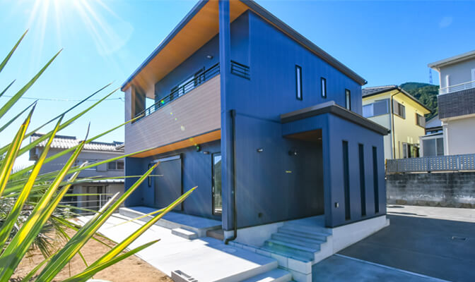 アクセントクロスがおしゃれなカリフォルニアテイストの家