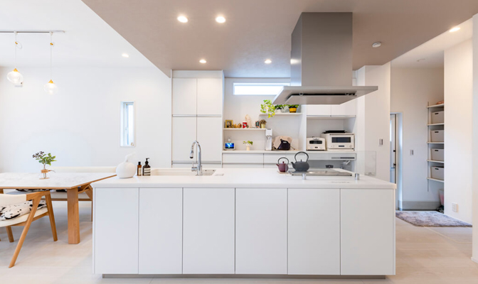 シンプルモダンなアイランドキッチンが美しい家