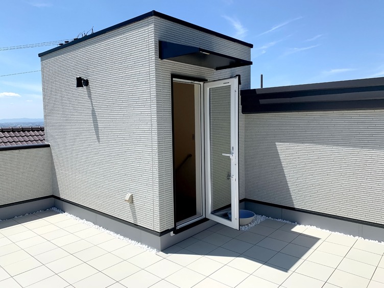 生駒山地を望む家